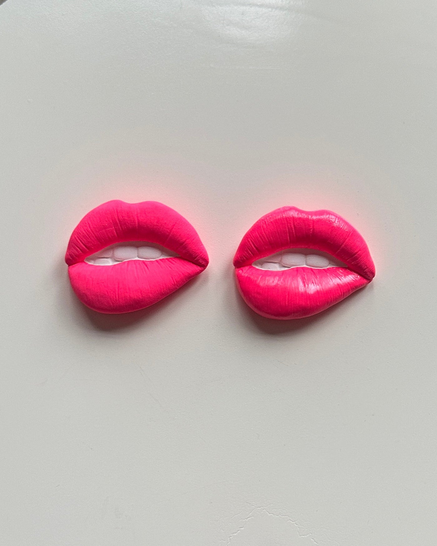 Keramieken tegel met handgemaakte 3D mond bubblegum  - inclusief licht eiken lijstje