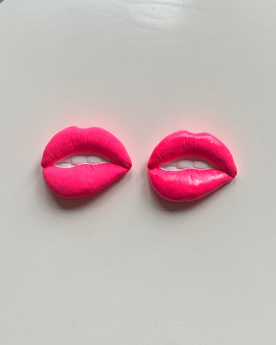 Keramieken tegel met handgemaakte 3D mond bubblegum  - inclusief licht eiken lijstje