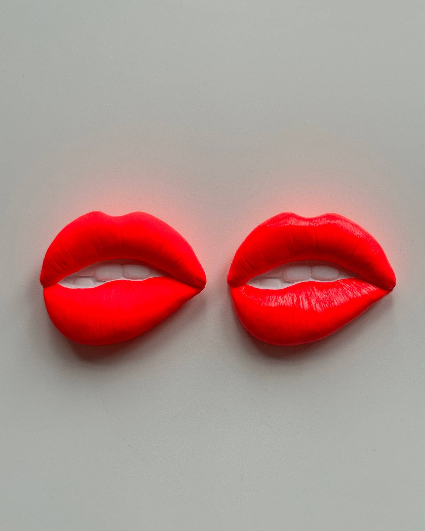 Keramieken tegel met handgemaakte 3D mond neon  - inclusief licht eiken lijstje