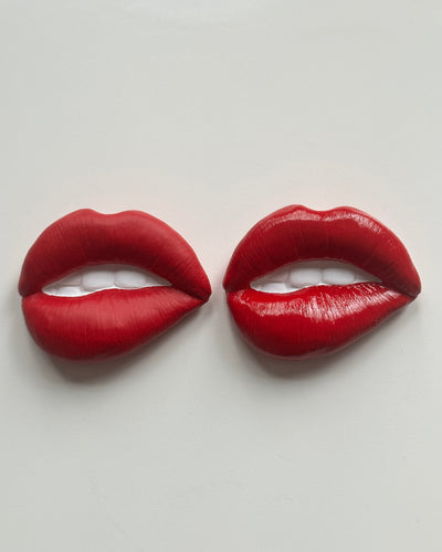 Keramieken bord met rode 3D mond – 16 cm handgemaakt