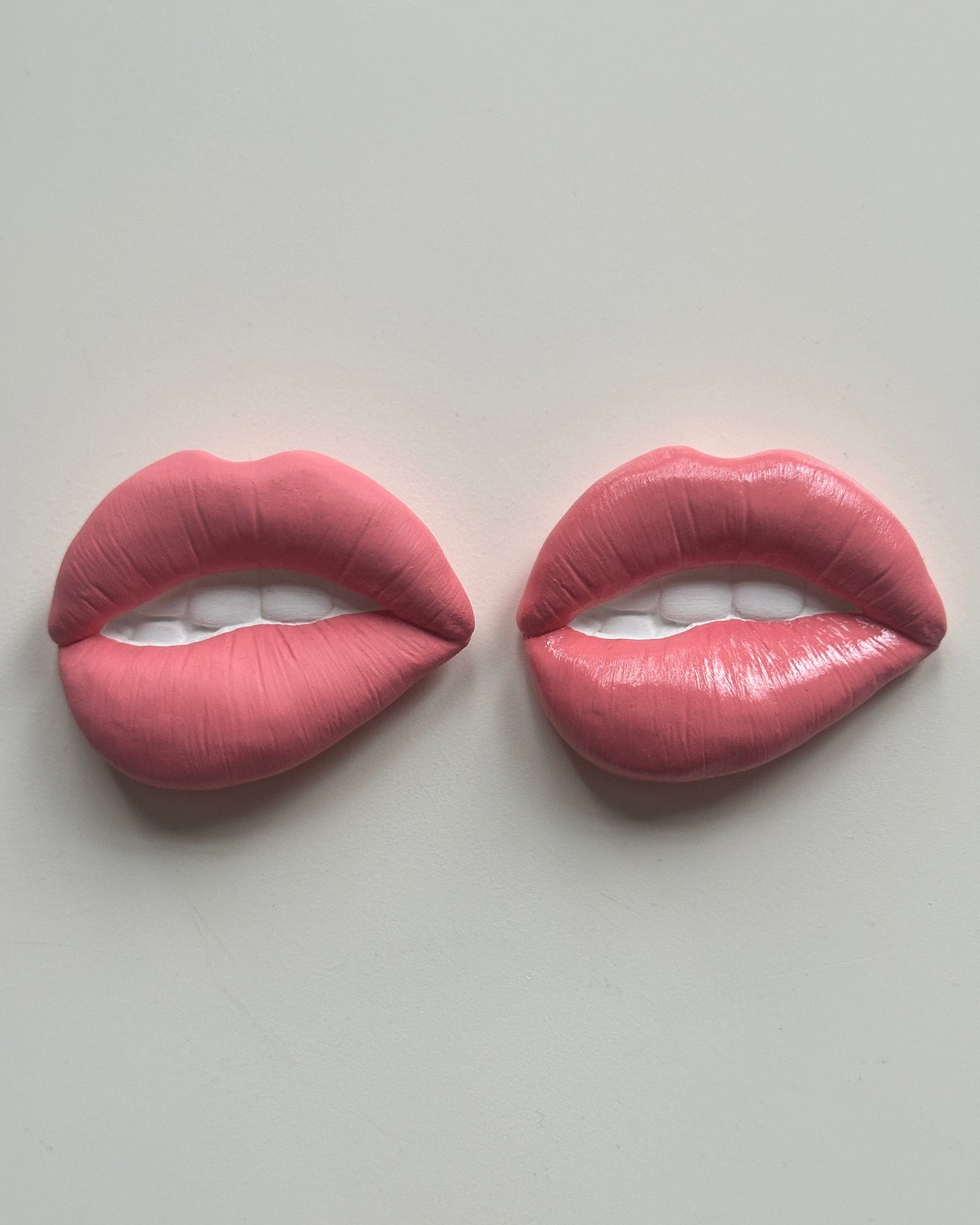 Keramieken bord off-white met roze 3D mond – 16 cm handgemaakt