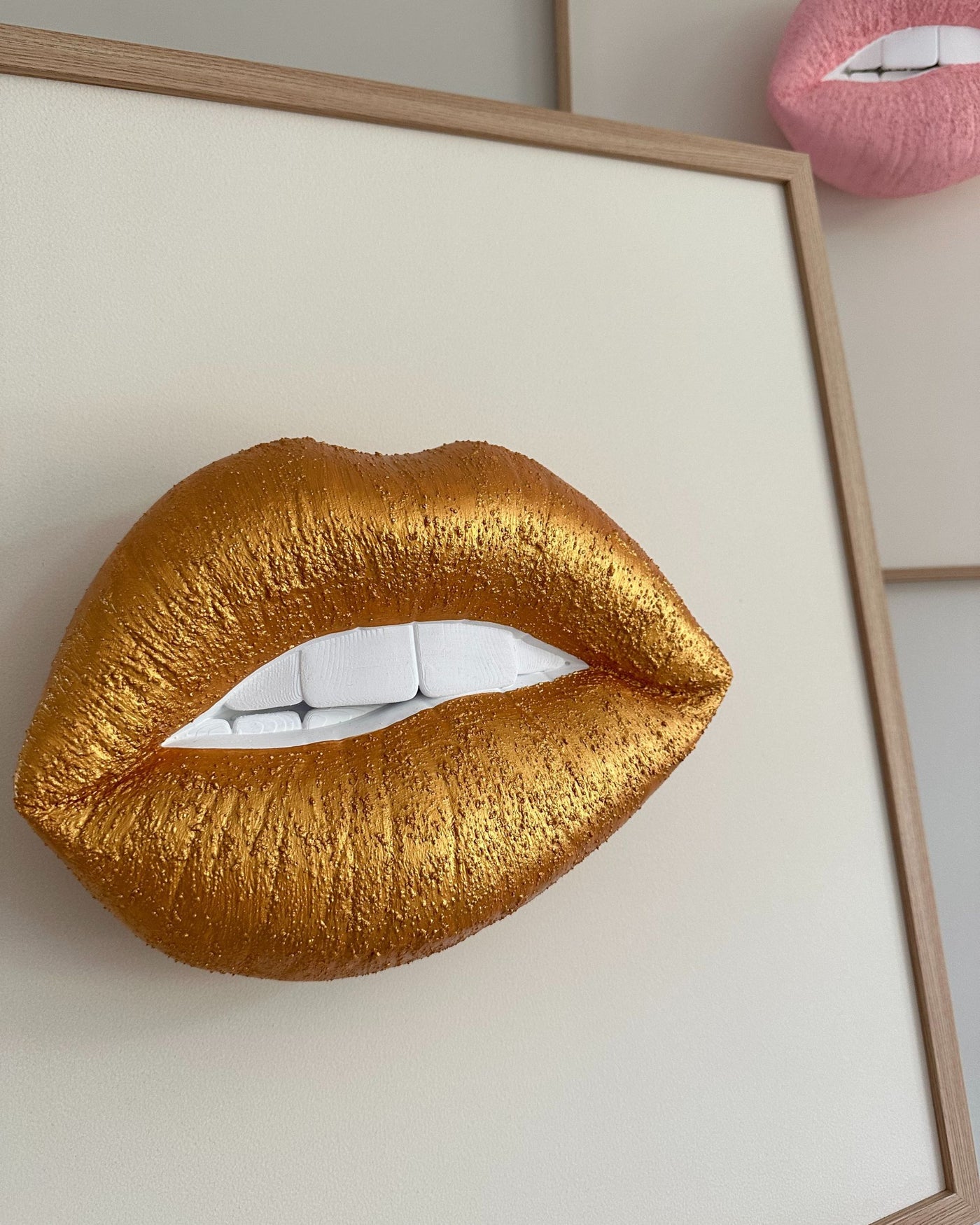 Handgemaakt kunstwerk met 3D gouden mond (maat L) - 62 x 62 cm