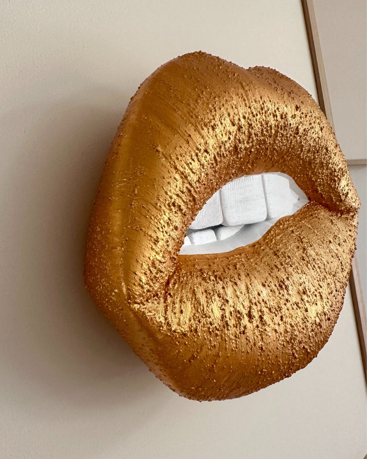 Handgemaakt kunstwerk met 3D gouden mond (maat L) - 62 x 62 cm