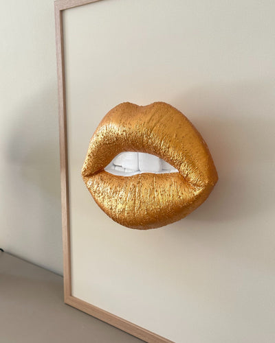 Handgemaakt kunstwerk met 3D gouden mond (maat L) - 62 x 62 cm