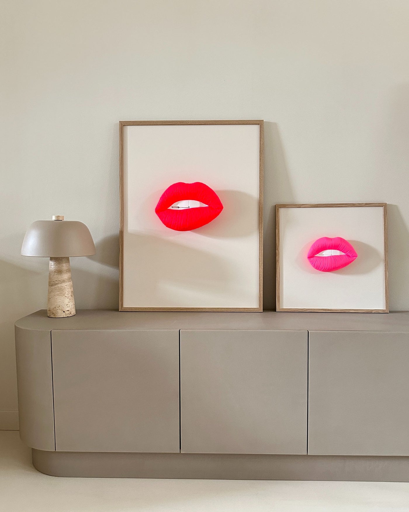 Handgemaakt kunstwerk met 3D neon mond (maat XL) - 82 x 62 cm