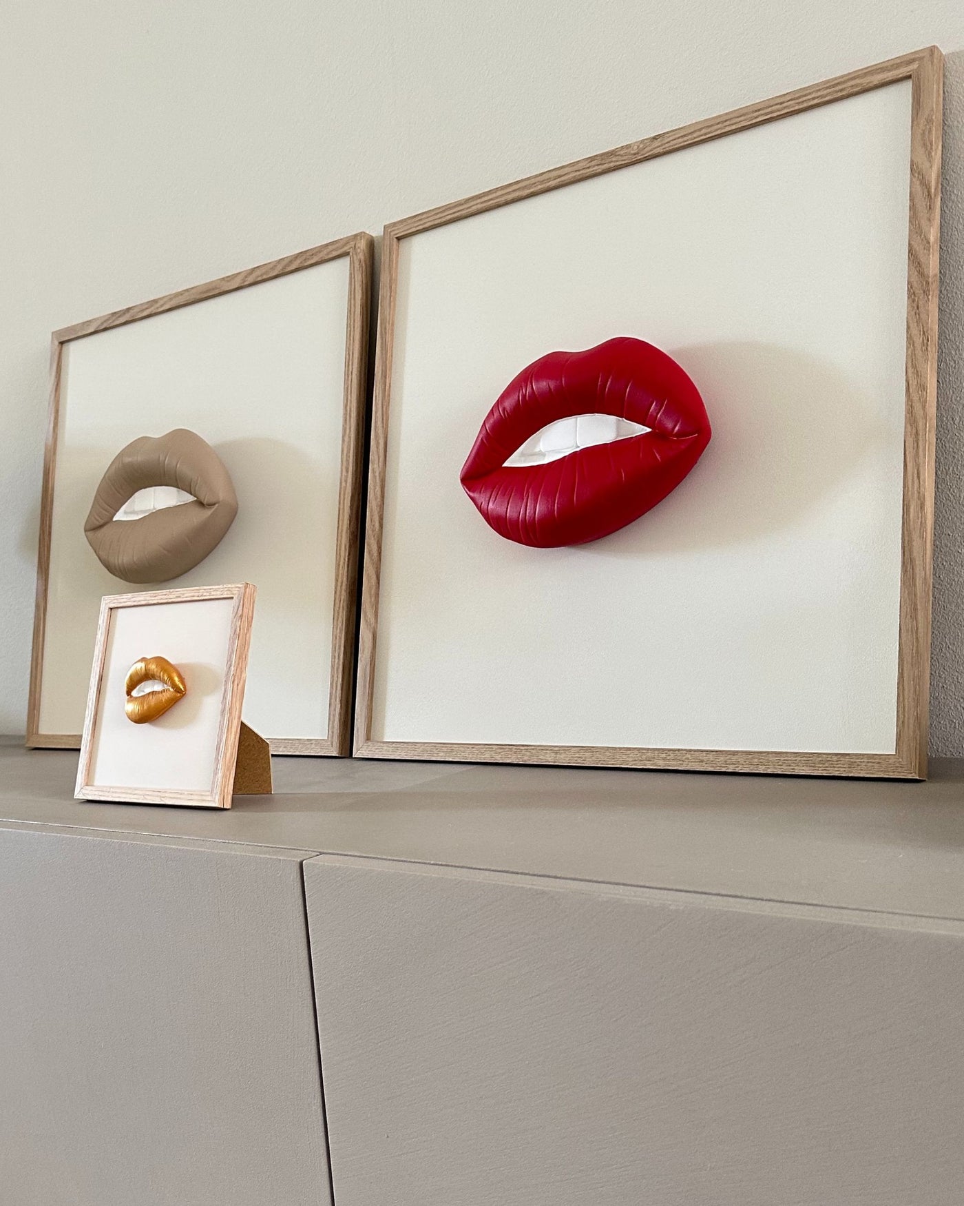 Handgemaakt kunstwerk met 3D rode mond (maat M) - 47 x 47 cm