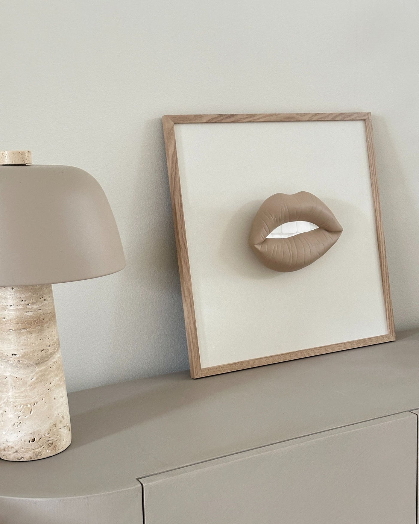Handgemaakt kunstwerk met 3D rode mond (maat M) - 47 x 47 cm