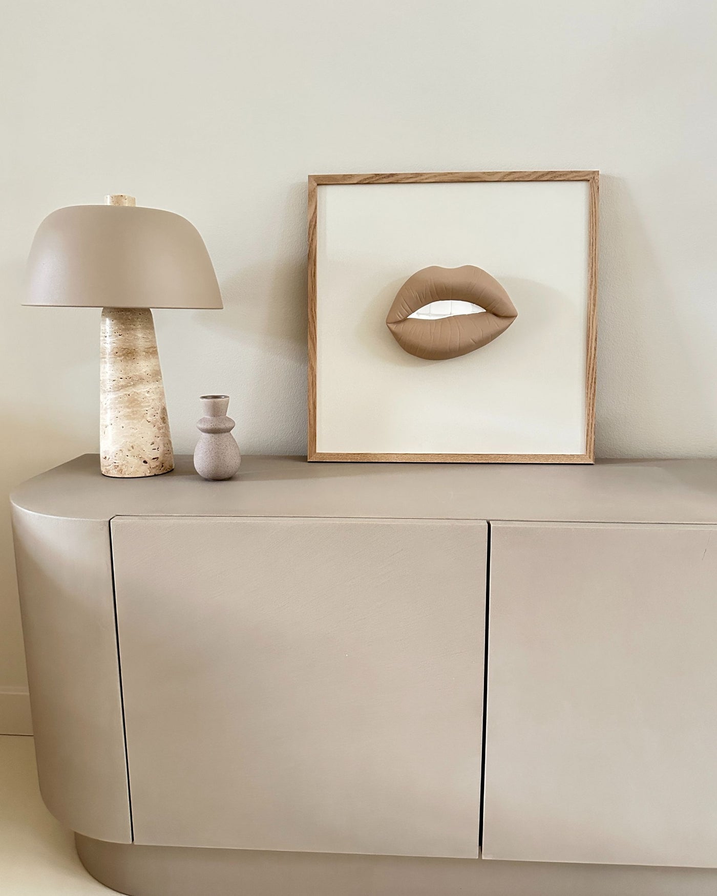 Handgemaakt kunstwerk met 3D taupe mond (maat M) - 47 x 47 cm