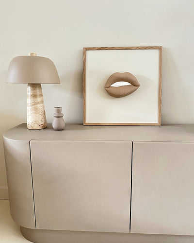Handgemaakt kunstwerk met 3D taupe mond (maat M) - 47 x 47 cm