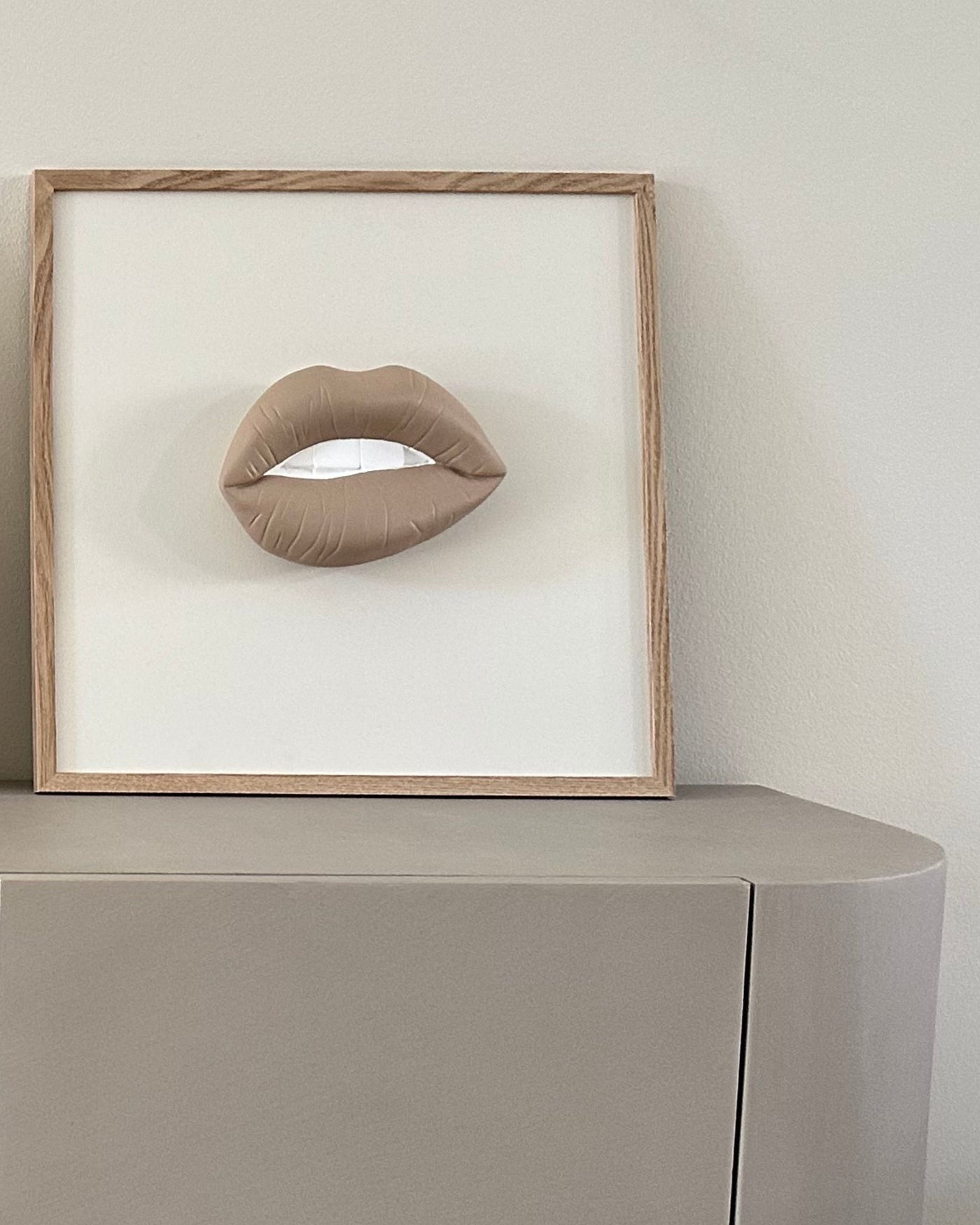Handgemaakt kunstwerk met 3D taupe mond (maat M) - 47 x 47 cm