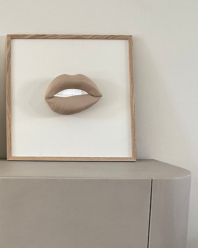 Handgemaakt kunstwerk met 3D taupe mond (maat M) - 47 x 47 cm