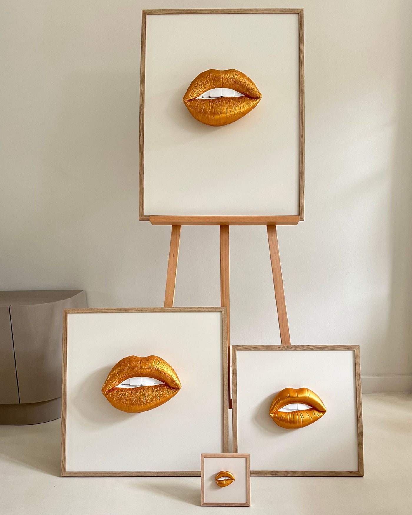 Handgemaakt kunstwerk met 3D rode mond (maat M) - 47 x 47 cm