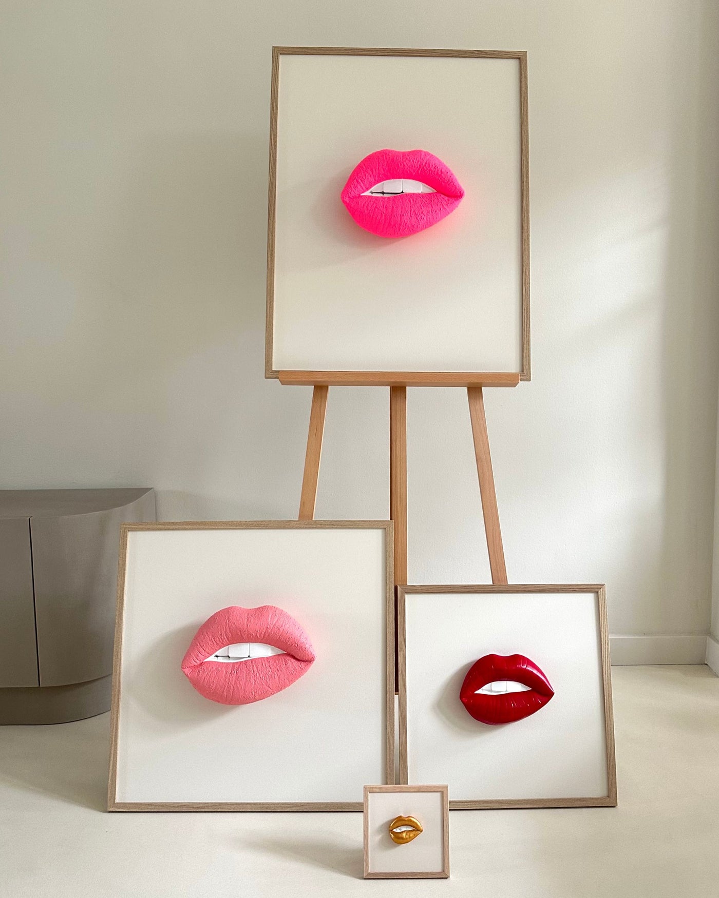 Handgemaakt kunstwerk met 3D rode mond (maat M) - 47 x 47 cm