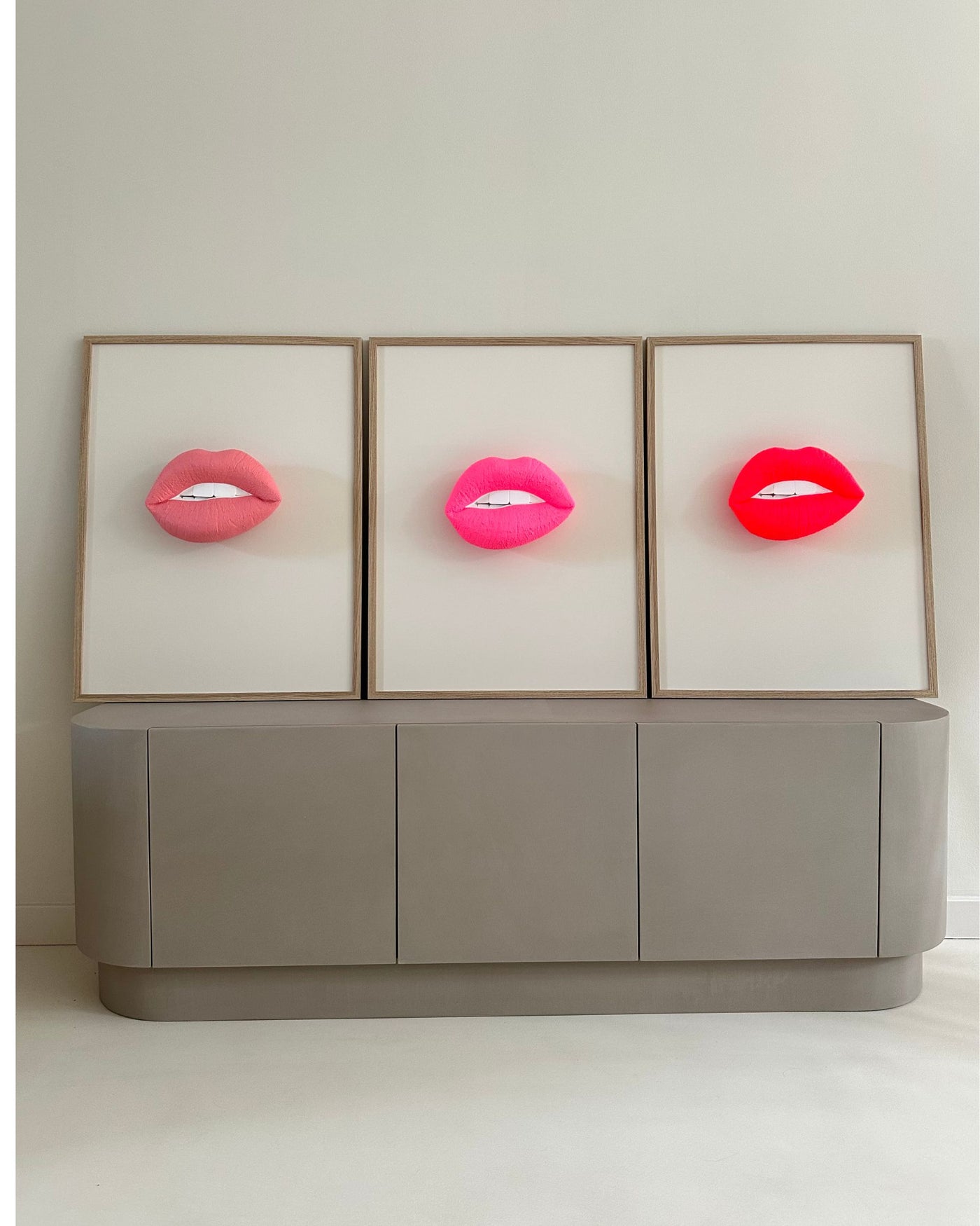 Handgemaakt kunstwerk met 3D neon mond (maat XL) - 82 x 62 cm