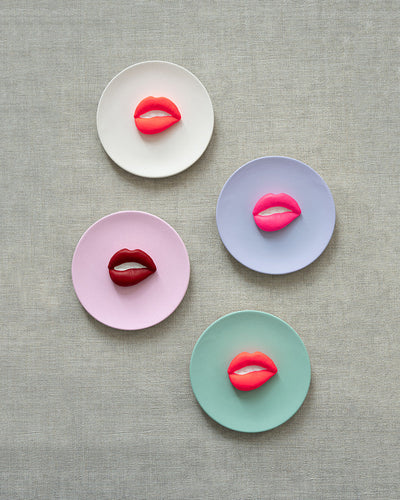 Keramieken bord licht roze met rode 3D mond – 16 cm handgemaakt