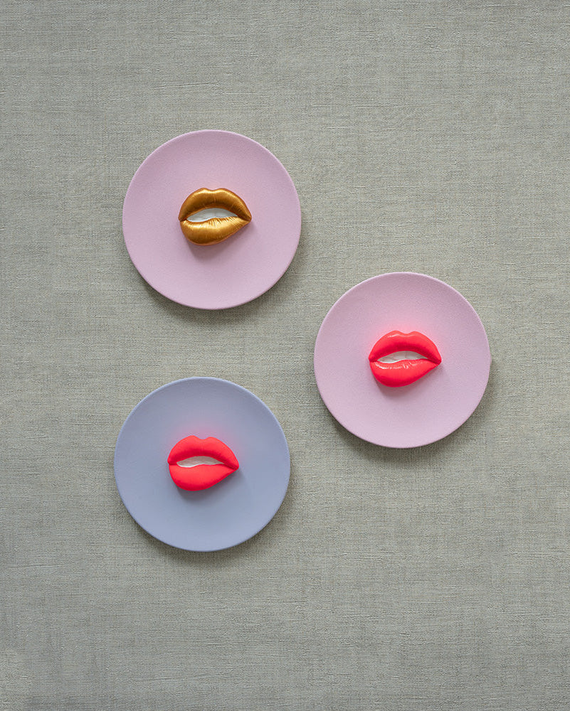 Keramieken lila bord met neon 3D mond – 16 cm handgemaakt