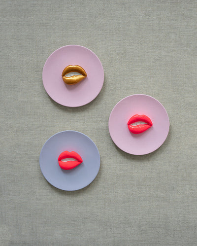 Keramieken lila bord met neon 3D mond – 16 cm handgemaakt