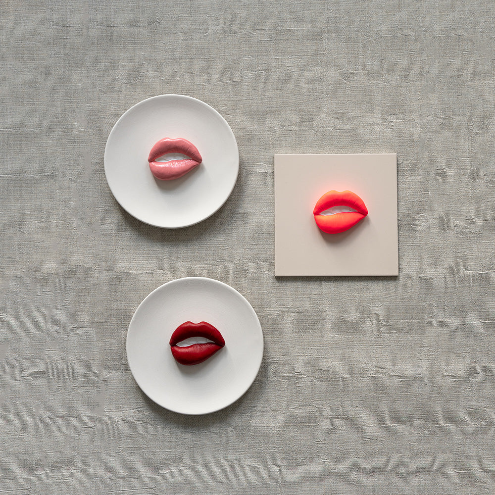 Keramieken bord off-white met roze 3D mond – 16 cm handgemaakt
