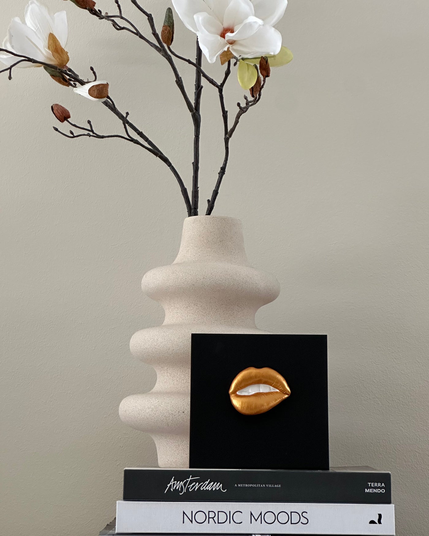Keramieken tegel zwart met gouden 3D mond – 15×15 cm handgemaakt