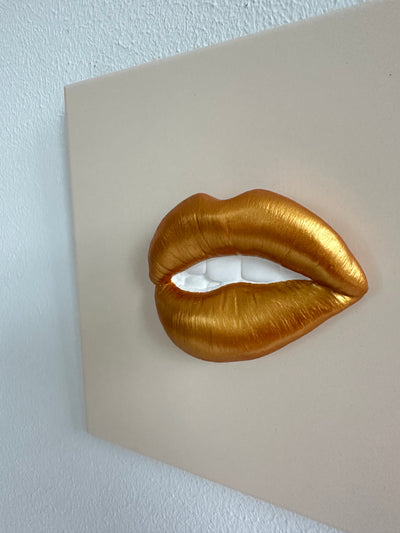 Keramieken tegel beige met gouden mond - 15x15 cm handgemaakt