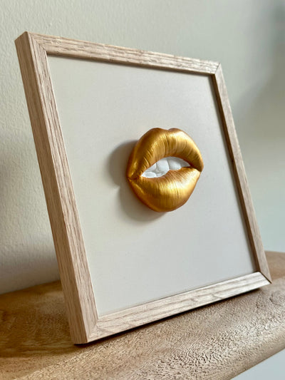 Keramieken tegel beige met gouden mond - 15x15 cm handgemaakt