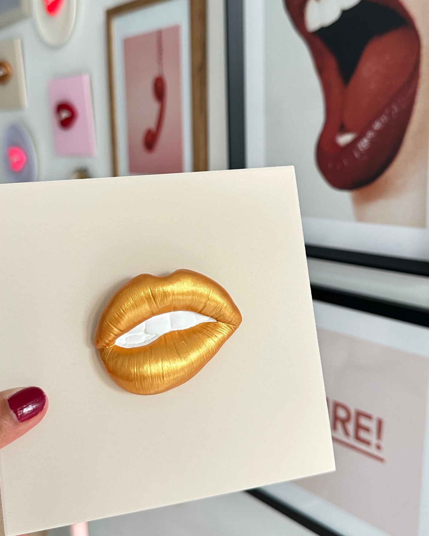 Keramieken tegel beige met gouden mond - 15x15 cm handgemaakt