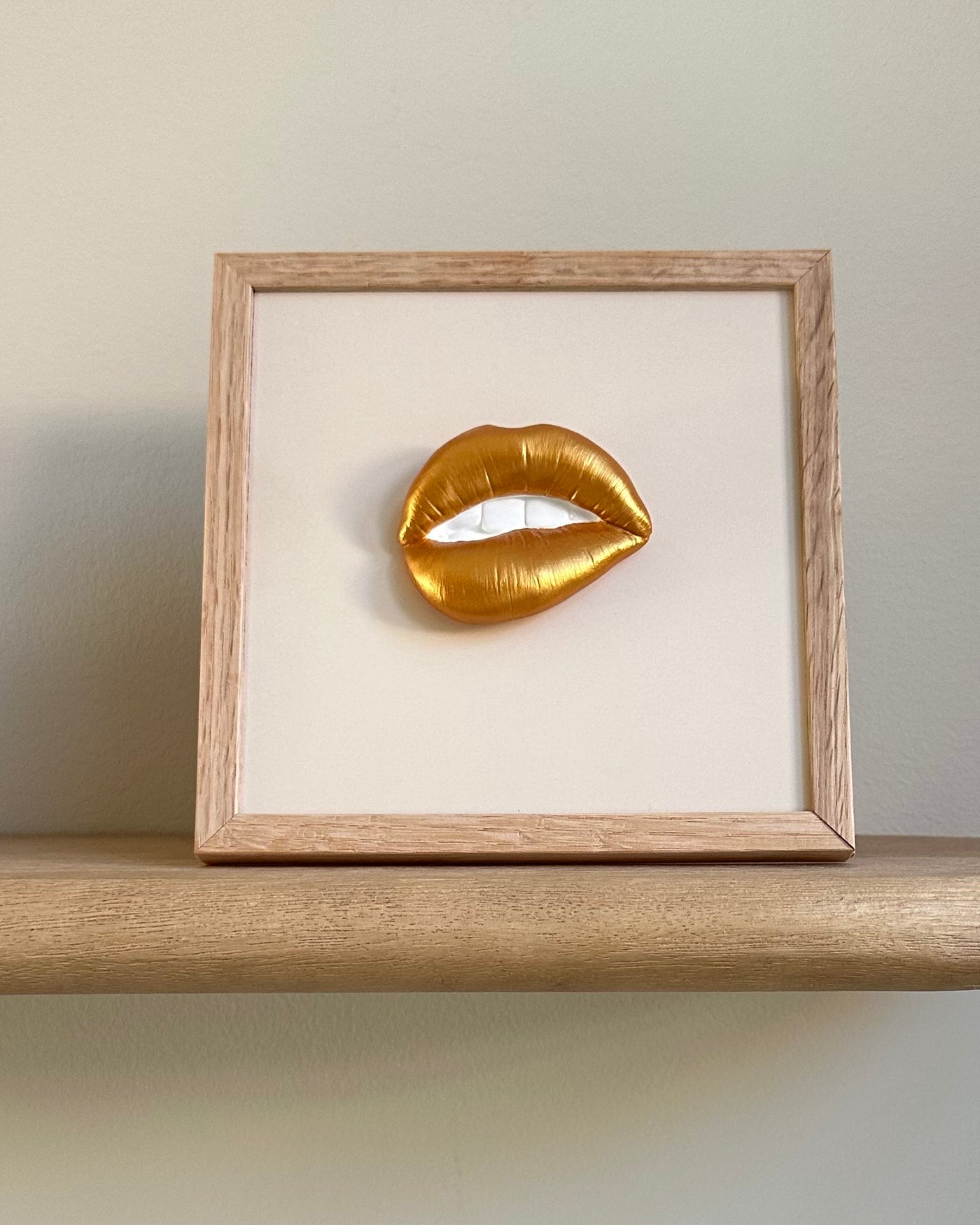 Keramieken tegel beige met gouden mond - 15x15 cm handgemaakt