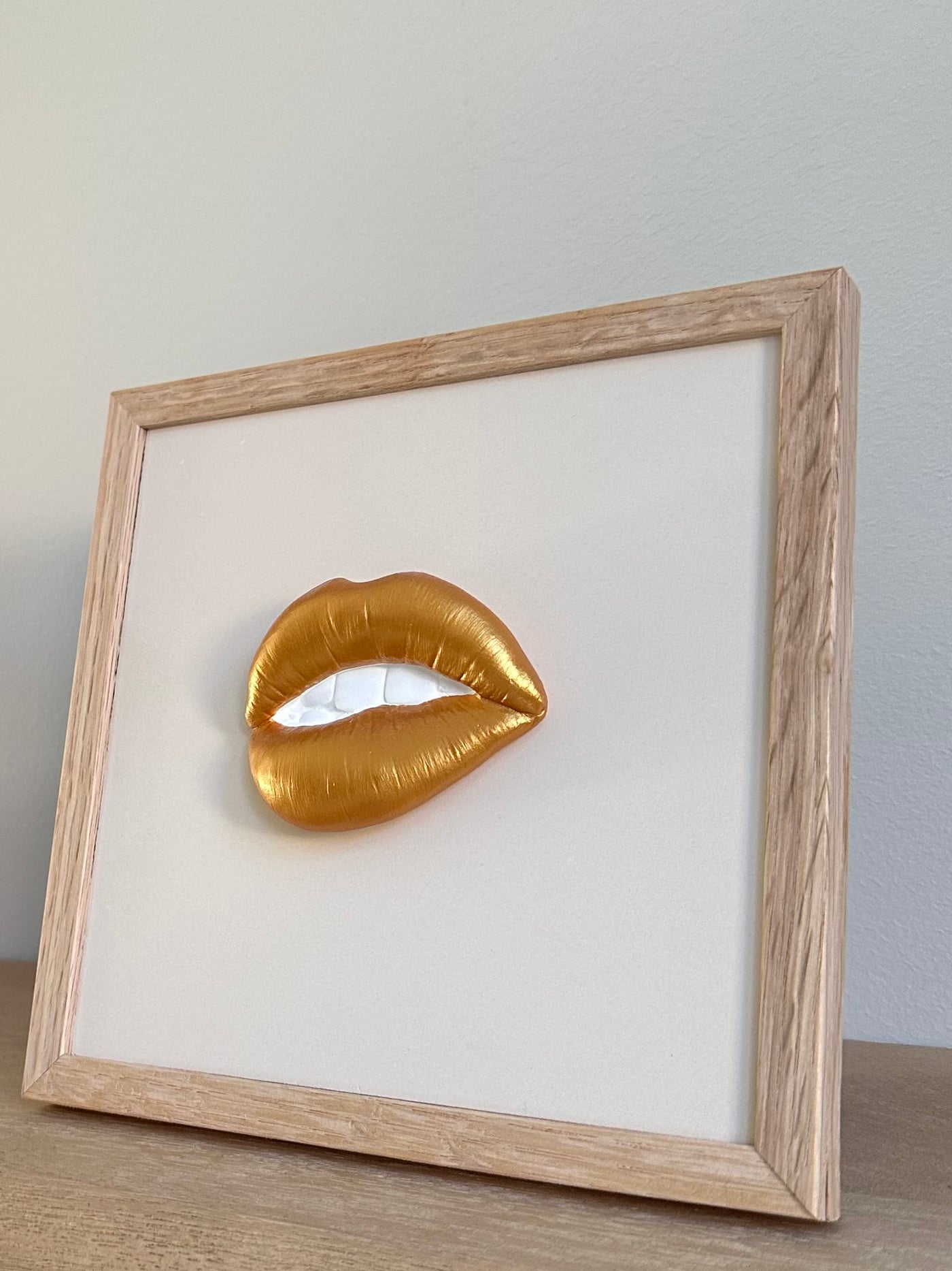 Keramieken tegel beige met gouden mond - 15x15 cm handgemaakt