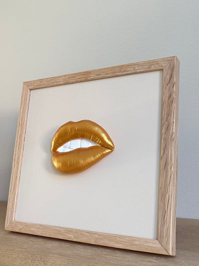 Keramieken tegel beige met gouden mond - 15x15 cm handgemaakt