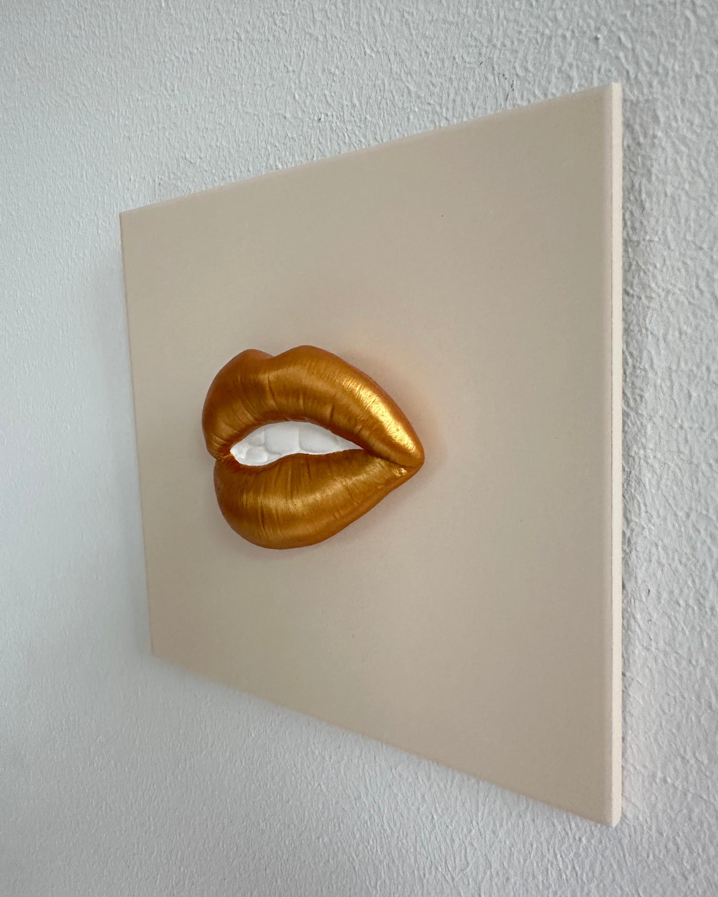 Keramieken tegel beige met gouden mond - 15x15 cm handgemaakt