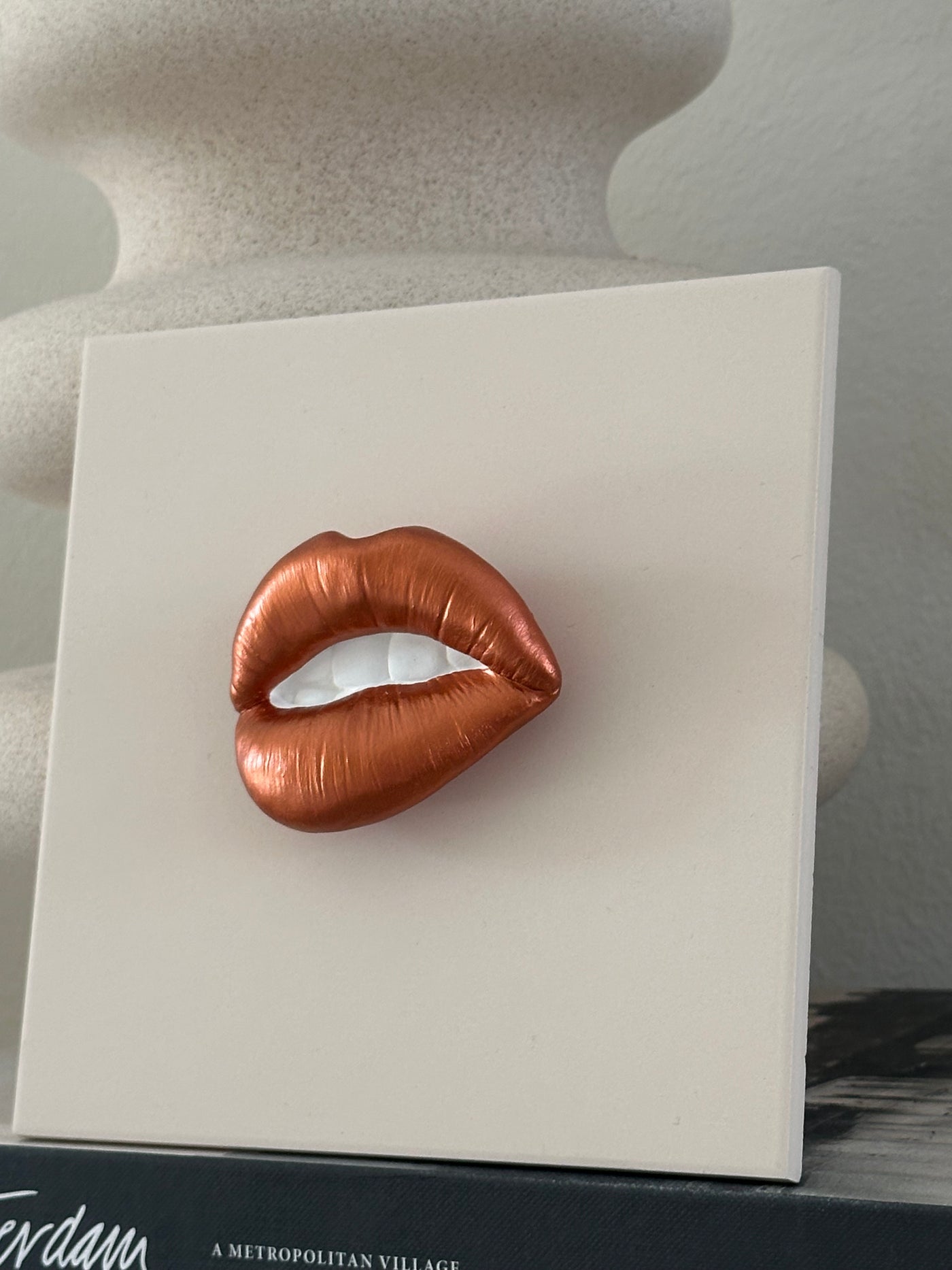 Keramieken tegel met koper 3d mond - 15x15 cm handgemaakt