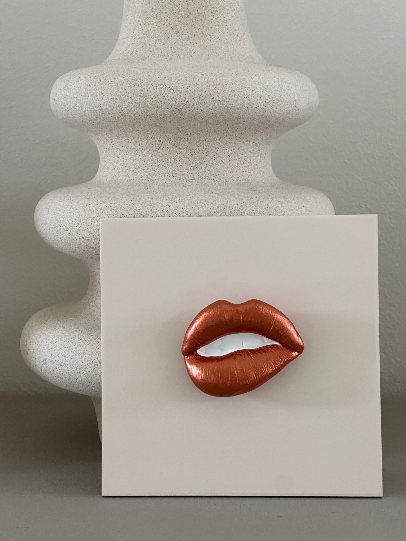 Keramieken tegel met koper 3d mond - 15x15 cm handgemaakt