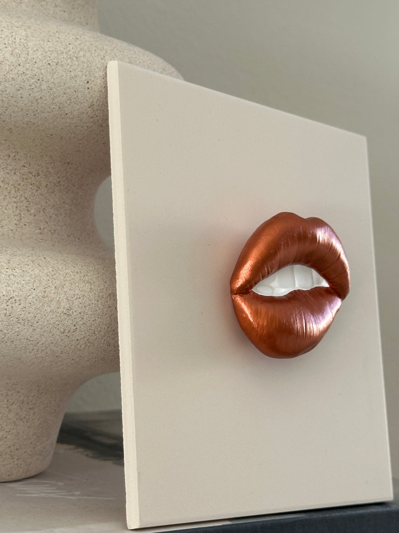 Keramieken tegel met koper 3d mond - 15x15 cm handgemaakt