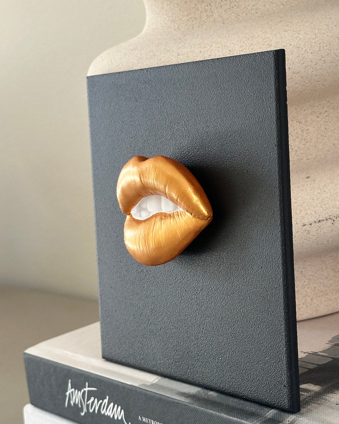 Keramieken tegel zwart met gouden 3D mond – 15×15 cm handgemaakt