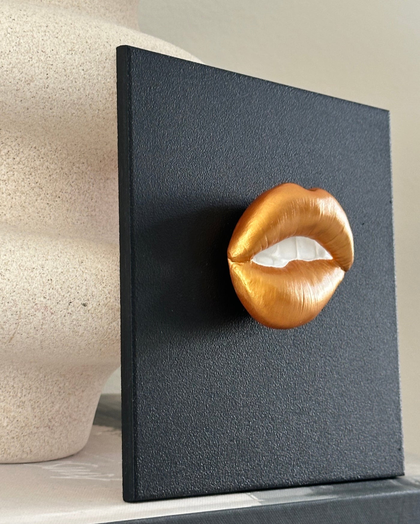 Keramieken tegel zwart met gouden 3D mond – 15×15 cm handgemaakt
