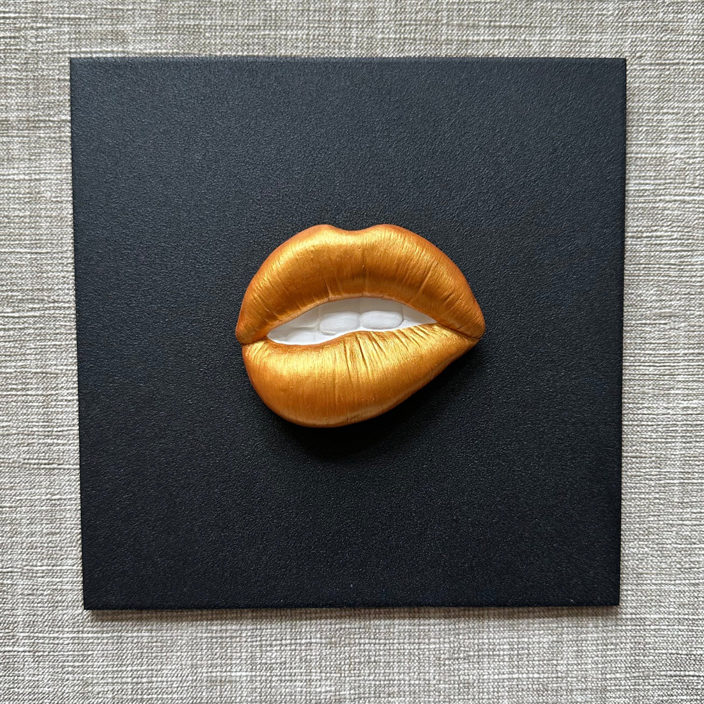 Keramieken tegel zwart met gouden 3D mond – 15×15 cm handgemaakt
