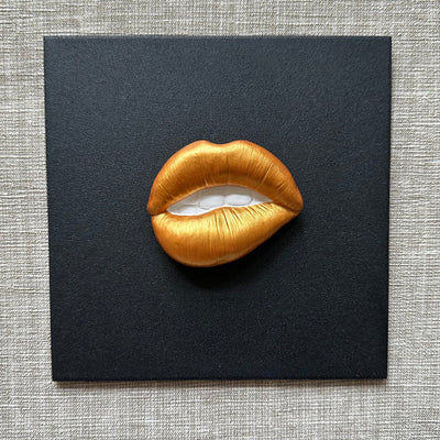 Keramieken tegel zwart met gouden 3D mond – 15×15 cm handgemaakt