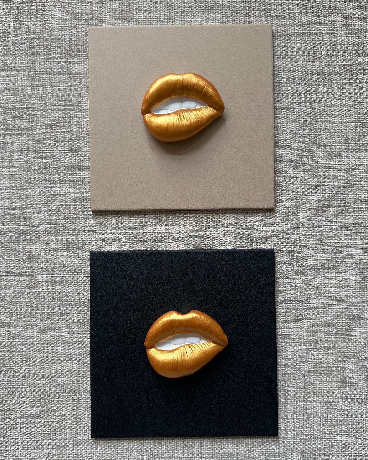 Keramieken tegel zwart met gouden 3D mond – 15×15 cm handgemaakt