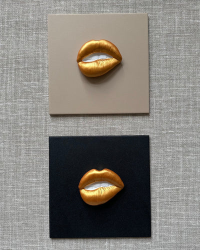 Keramieken tegel zwart met gouden 3D mond – 15×15 cm handgemaakt