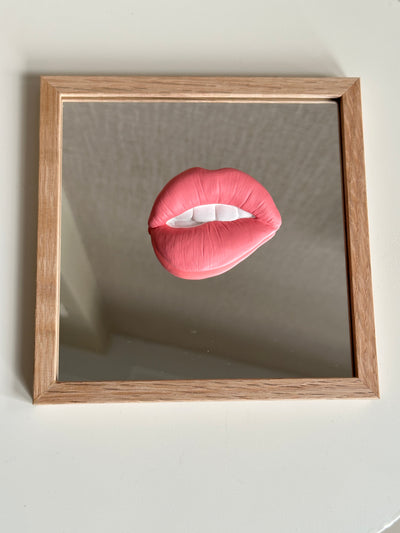 Spiegel tegel met handgemaakte 3D mond roze - inclusief licht eiken lijstje