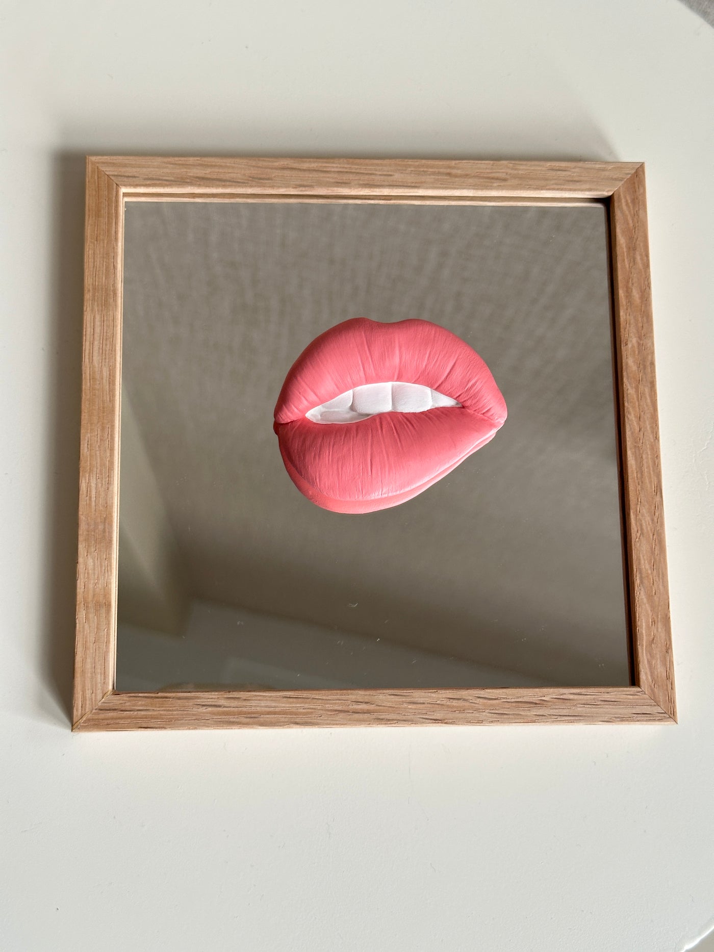 Spiegel tegel met handgemaakte 3D mond roze - inclusief licht eiken lijstje