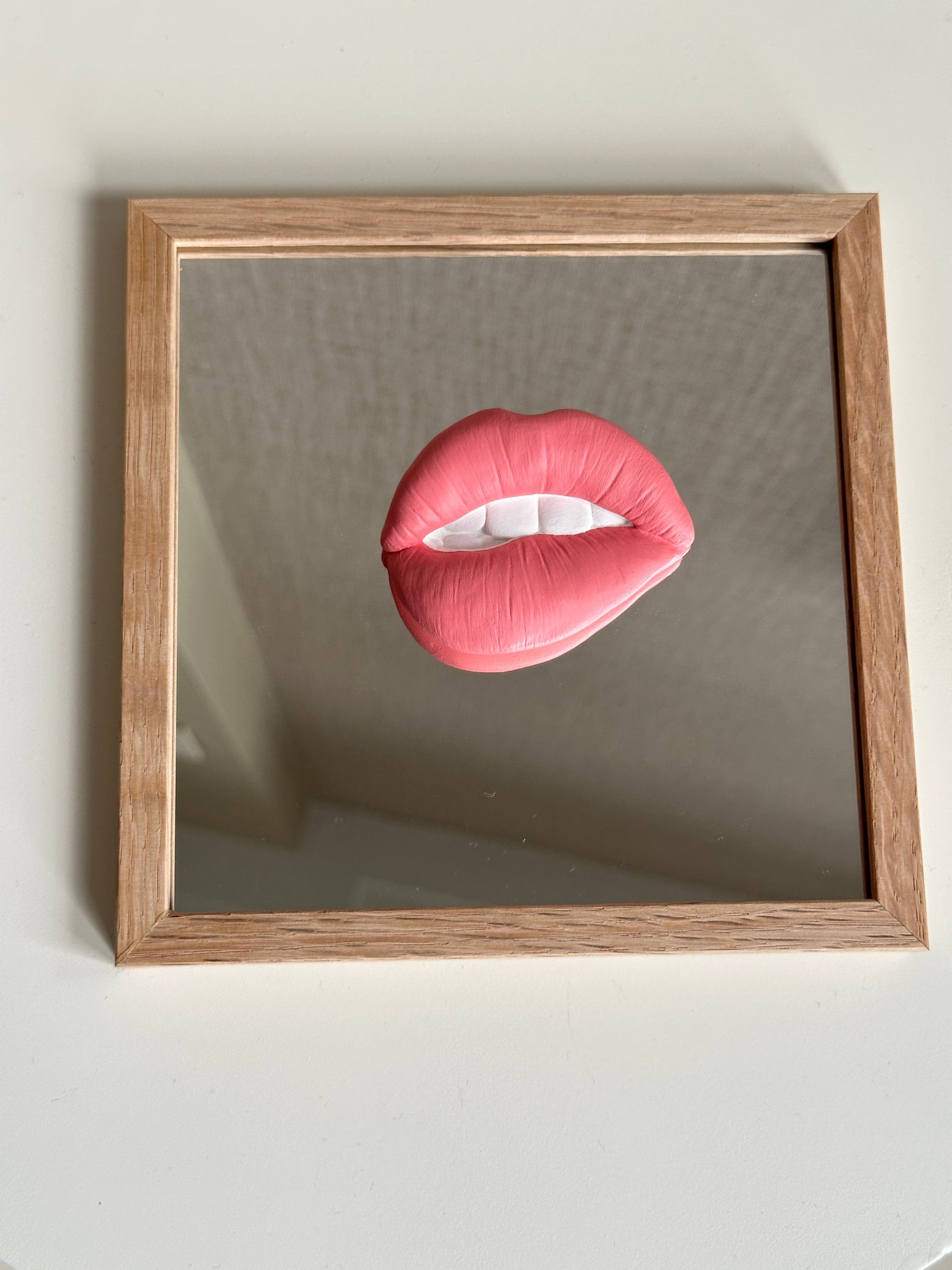 Spiegel tegel met handgemaakte 3D mond roze - inclusief licht eiken lijstje