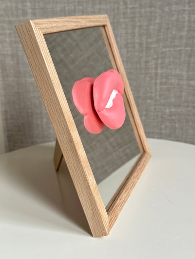 Spiegel tegel met handgemaakte 3D mond roze - inclusief licht eiken lijstje