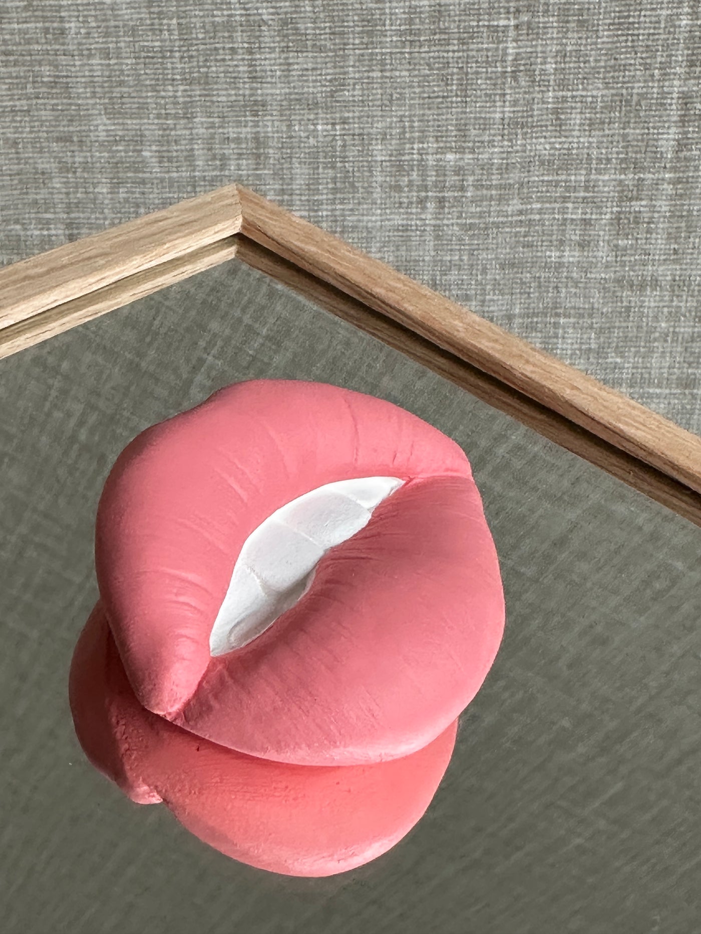 Spiegel tegel met handgemaakte 3D mond roze - inclusief licht eiken lijstje