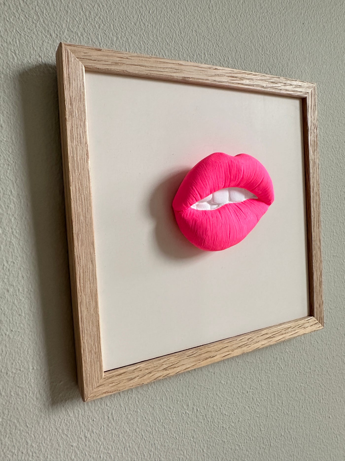 Keramieken tegel met handgemaakte 3D mond bubblegum  - inclusief licht eiken lijstje