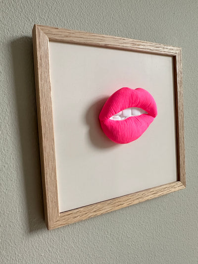 Keramieken tegel met handgemaakte 3D mond bubblegum  - inclusief licht eiken lijstje