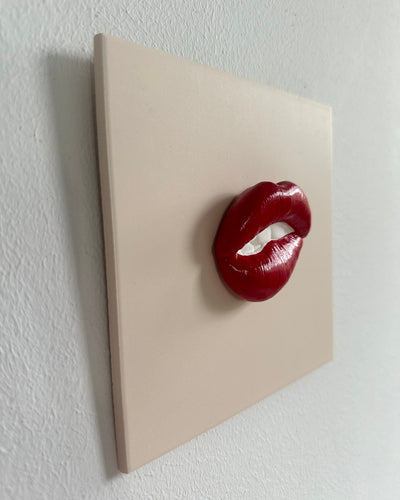 Keramieken tegel beige met rode 3D mond – 15×15 cm handgemaakt
