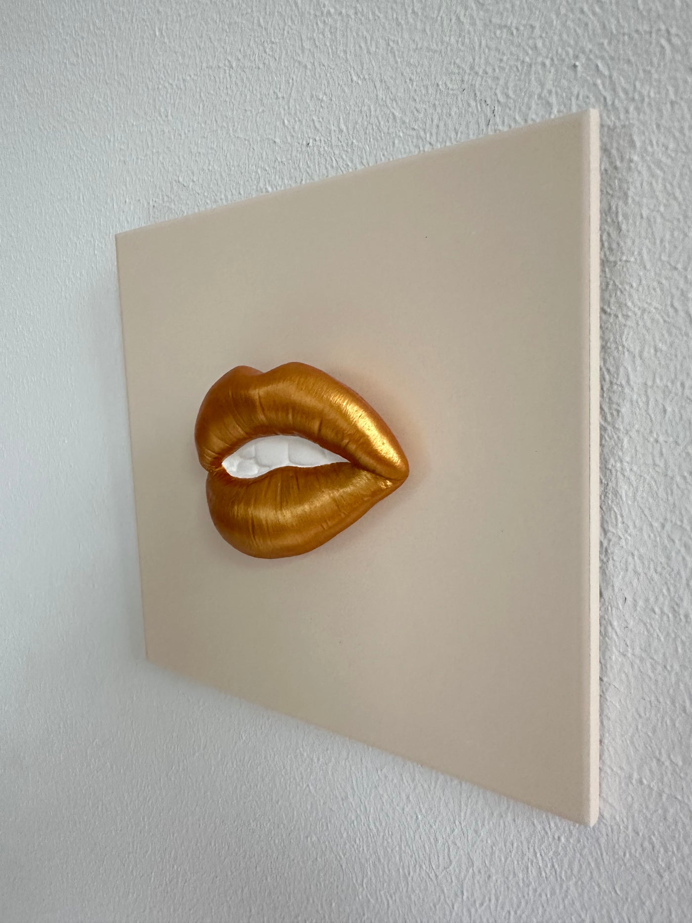 Tegel met 3D mond wandtegel gouden mond 15x15 cm