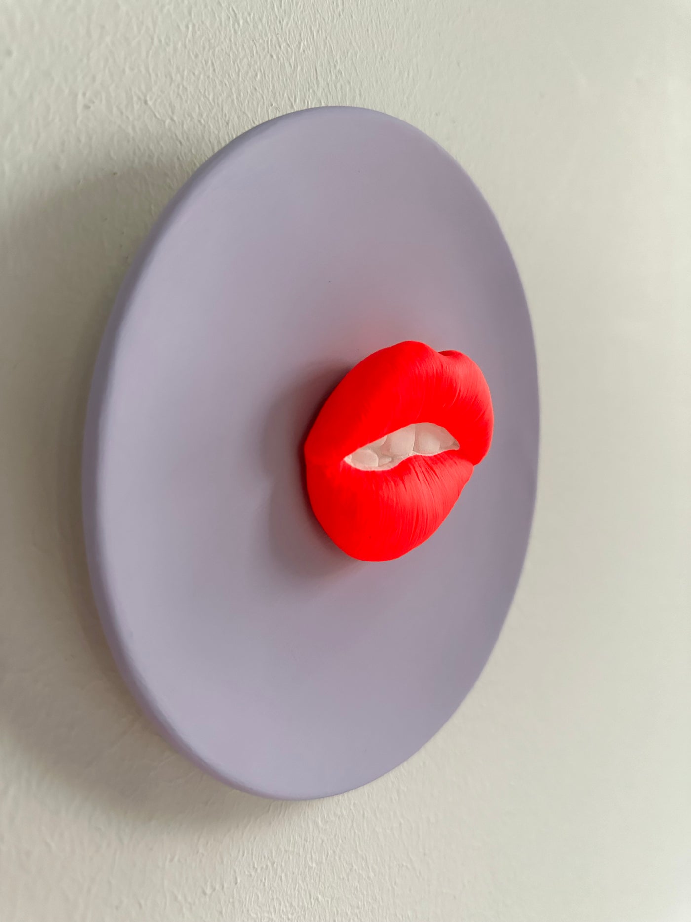 Keramieken lila bord met neon 3D mond – 16 cm handgemaakt