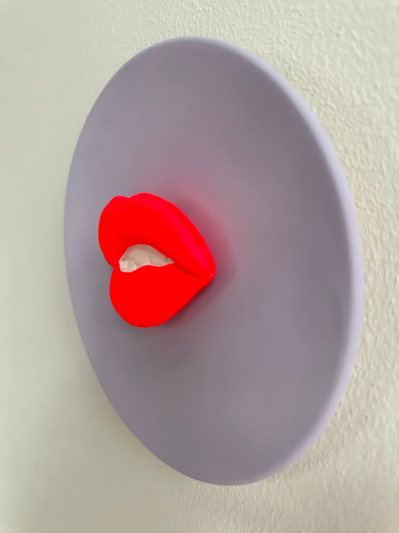 Keramieken lila bord met neon 3D mond – 16 cm handgemaakt